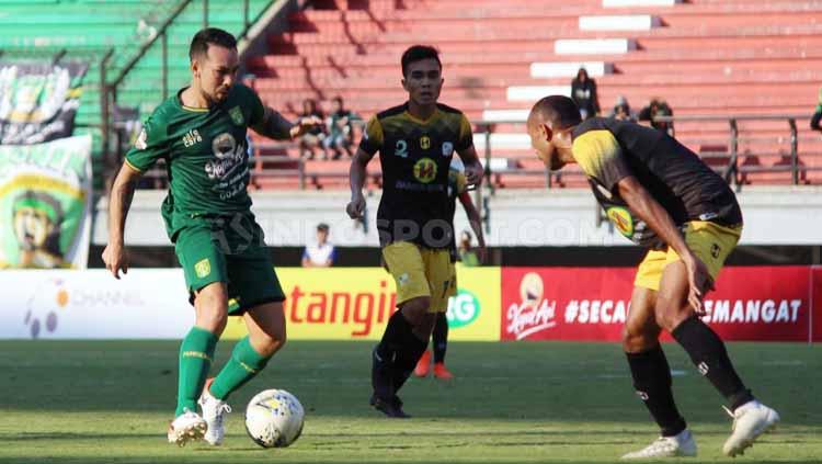 Damian Lizio berusaha melewati pemain Barito Putera. Copyright: Fitra herdian/INDOSPORT