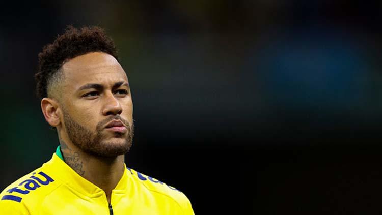 Neymar mengenakan jaket Brasil pada laga melawan Qatar di Mane Garrincha Stadium. - INDOSPORT