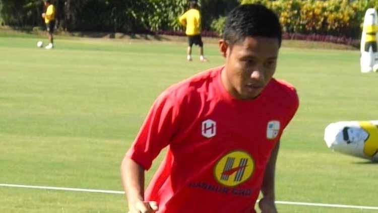 Teka-teki tempat Evan Dimas berlabuh jelang Liga 1 2020 sedikit mulai terkuak. Mantan pemain Barito Putera ini dipastikan akan bermain untuk klub itu kota.