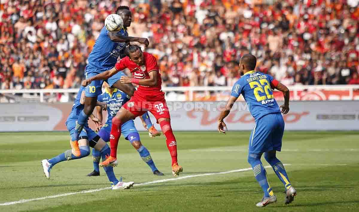 Situasi duel udara Persija Jakarta vs Persib Bandung.
