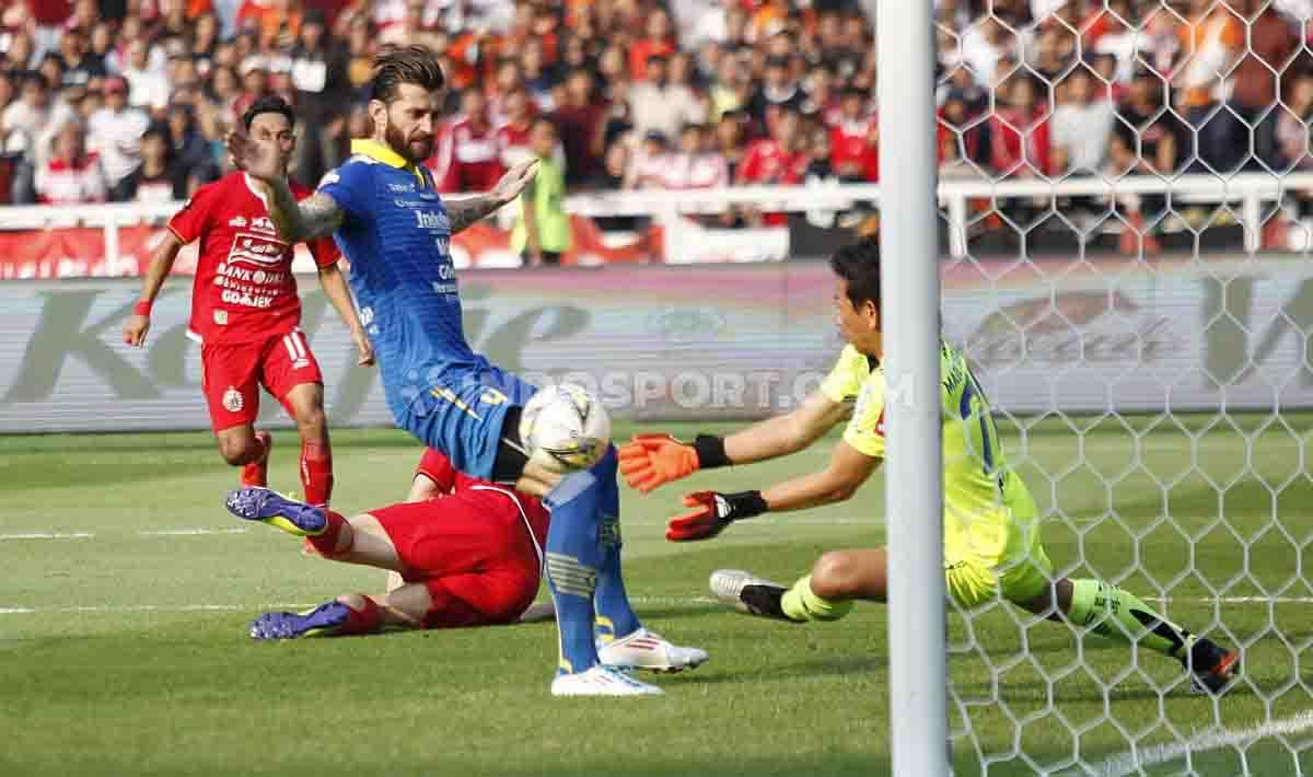 Bojan Malisic berusaha membiarkan bola di kemelut gawang Persib Bandung.