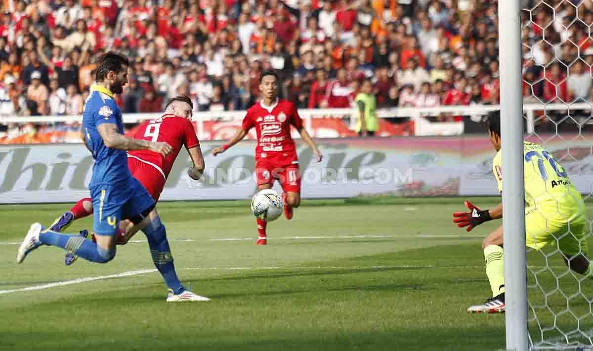 Marko Simic menyundul bola di kemelut gawang Persib Bandung.