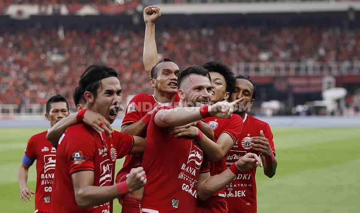 Aksi selebrasi pemain Persija Jakarta setelah Marko Simic mencetak gol ke gawang Persib Bandung.