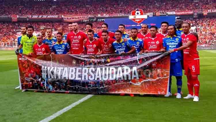 Potret skut Persija Jakarta vs Persib Bandung dengan membentangkan spanduk #Kitabersaudara.