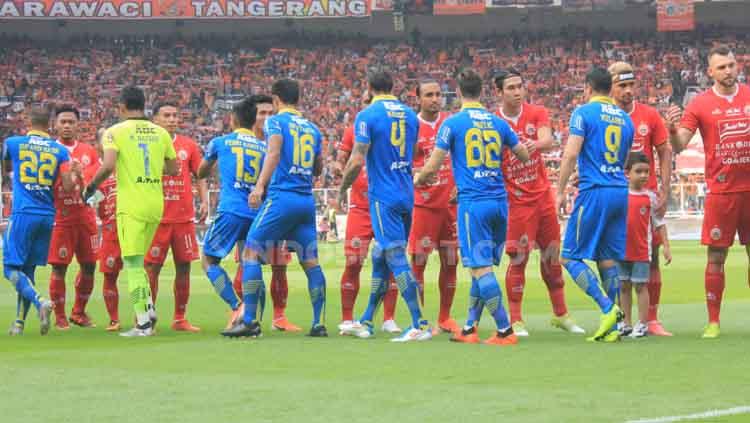 Para pemain Persija Jakarta vs Persib Bandung bersalaman sebelum kick off.