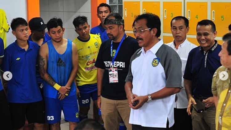 Gubernur Kepri H. Nurdin Basirun (tengah) saat memberikan arahan ke klub asuhannya 757 Kepri Jaya FC (Liga 3). Copyright: Instagram/@757keprijayafc