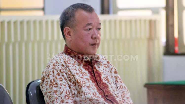 Terdakwa Johar Lin Eng mendengarkan bacaan vonis kasus penipuan tim Persibara Banjarnegara di Pengadilan Negeri (PN) Banjarnegara, Kamis (11/07/19) - INDOSPORT