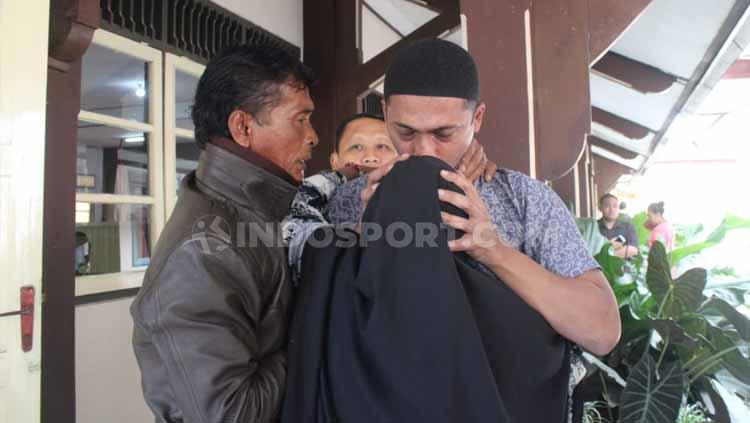 Terdakwa Nurul Safarid menangis sambil mencium kening ibundanya usai mendengar bacaan vonis kasus penipuan tim Persibara Banjarnegara di Pengadilan Negeri (PN) Banjarnegara, Kamis (11/07/19)
