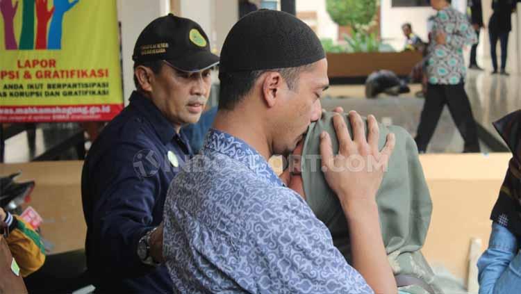 Terdakwa Nurul Safarid mencium kening istrinya usai mendengar bacaan vonis kasus penipuan tim Persibara Banjarnegara di Pengadilan Negeri (PN) Banjarnegara, Kamis (11/07/19)