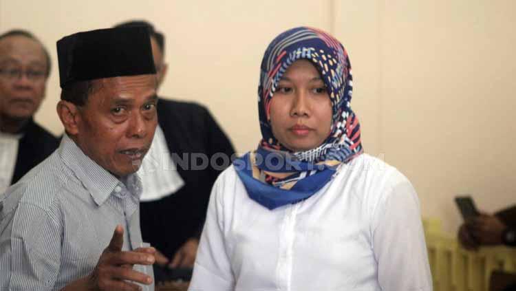 Terdakwa Prianto dan Anik Yuni alias Tika berkonsultasi dengan kuasa hukum uso mendengarkan bacaan vonis kasus penipuan tim Persibara Banjarnegara di Pengadilan Negeri (PN) Banjarnegara, Kamis (11/07/19)