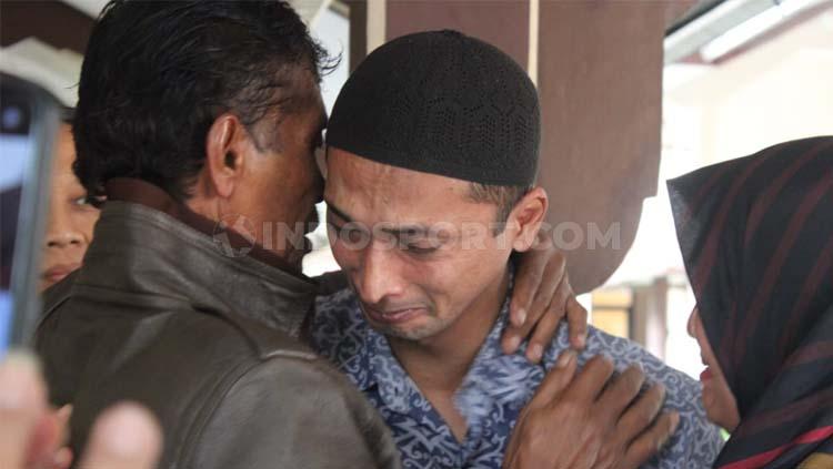 Terdakwa Nurul Safarid menangis di pelukan ayah dan adiknya usai mendengar bacaan vonis kasus penipuan tim Persibara Banjarnegara di Pengadilan Negeri (PN) Banjarnegara, Kamis (11/07/19). - INDOSPORT