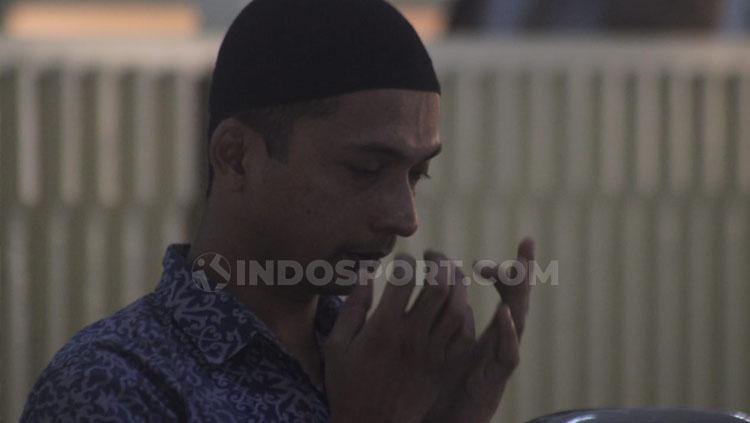 Terdakwa Nurul Safarid berdoa usai mendengar bacaan vonis kasus penipuan tim Persibara Banjarnegara di Pengadilan Negeri (PN) Banjarnegara, Kamis (11/07/19).