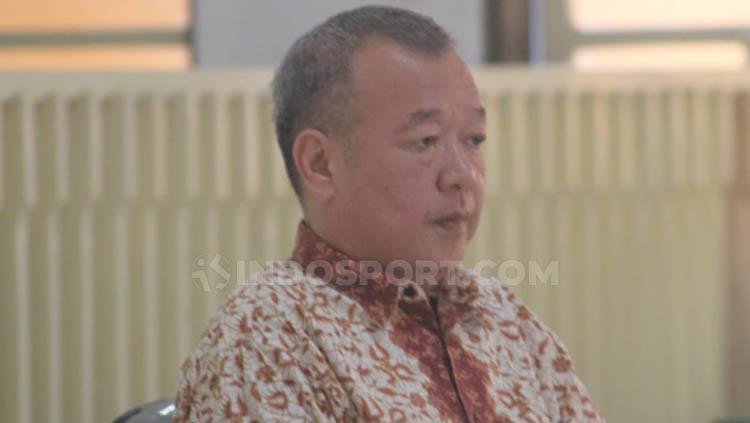Terdakwa Johar Lin Eng mendengarkan bacaan vonis kasus penipuan tim Persibara Banjarnegara di Pengadilan Negeri (PN) Banjarnegara, Kamis (11/07/19).