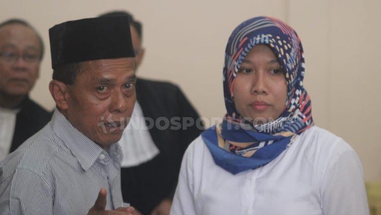 Terdakwa Prianto dan Anik Yuni alias Tika berkonsultasi dengan kuasa hukum uso mendengarkan bacaan vonis kasus penipuan tim Persibara Banjarnegara di Pengadilan Negeri (PN) Banjarnegara, Kamis (11/07/19).