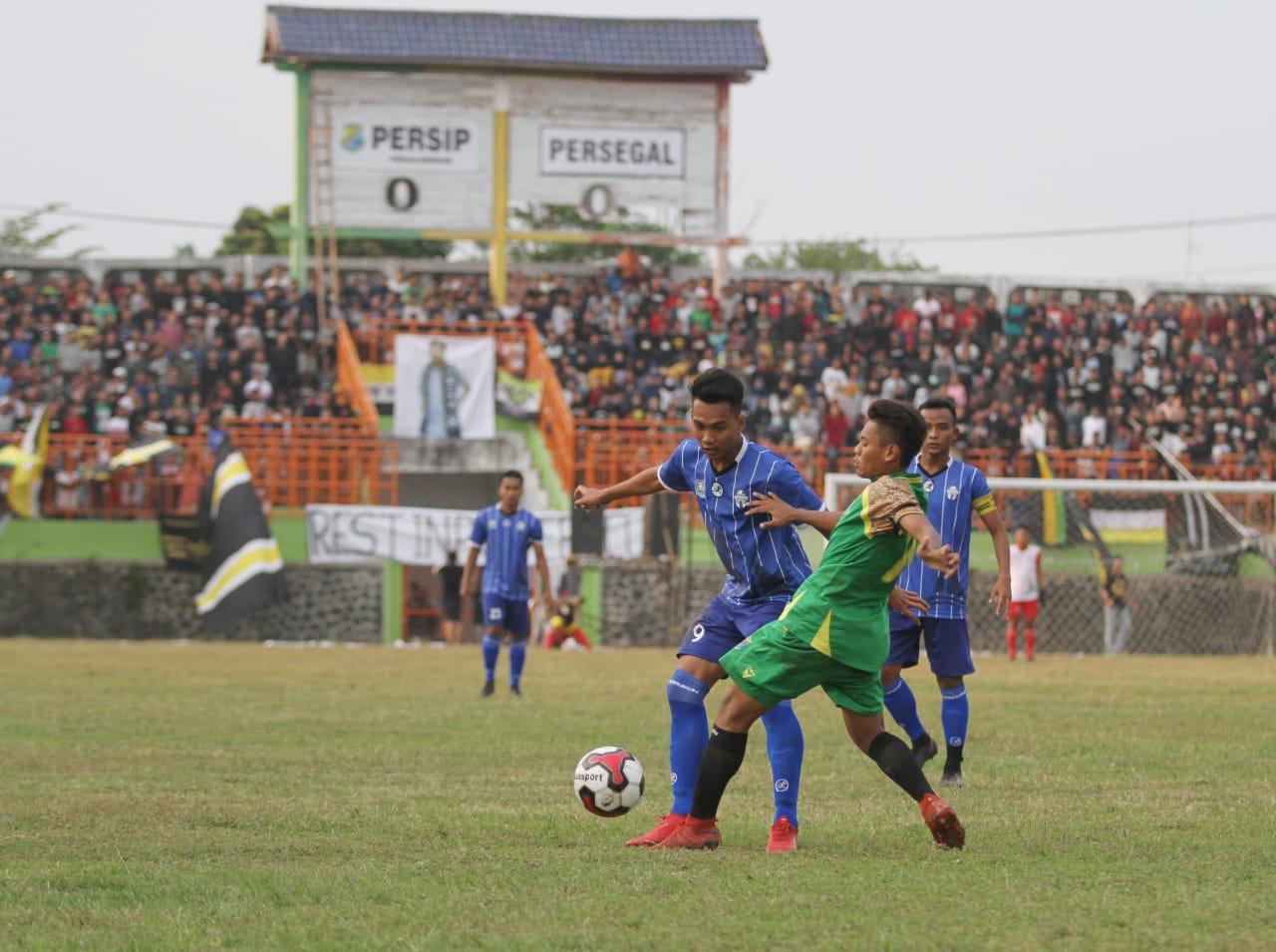 Pemain Persip Berebut Bola dengan Pemain Persegal