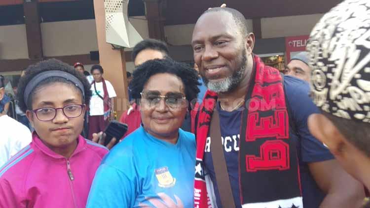 Suporter dan masyarakat Jayapura saat menyambut Jacksen Tiago di Bandara Sentani, Jayapura, Papua.