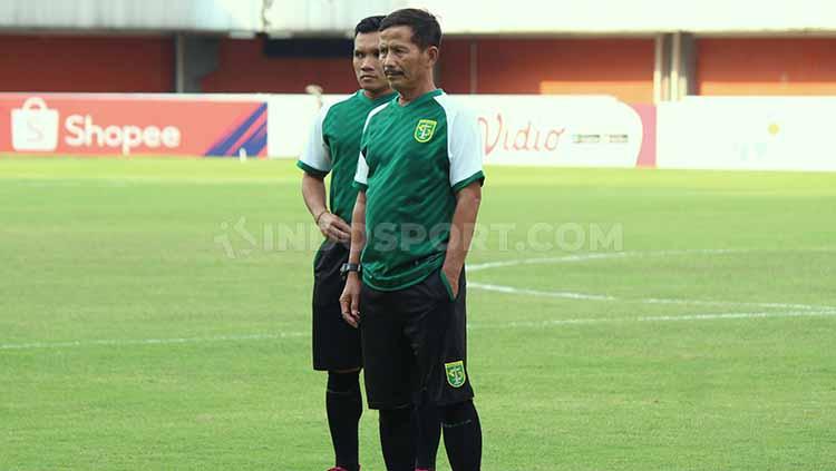 Djadjang Nurdjaman memperhatikan kondisi pemainnya saat official training di Stadion Maguwoharjo pada Jumat (12/7/19).