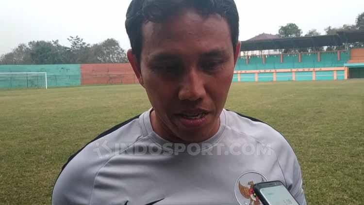 Pelatih Timnas Indonesia U-15, Bima Sakti, memberikan pernyataan. - INDOSPORT
