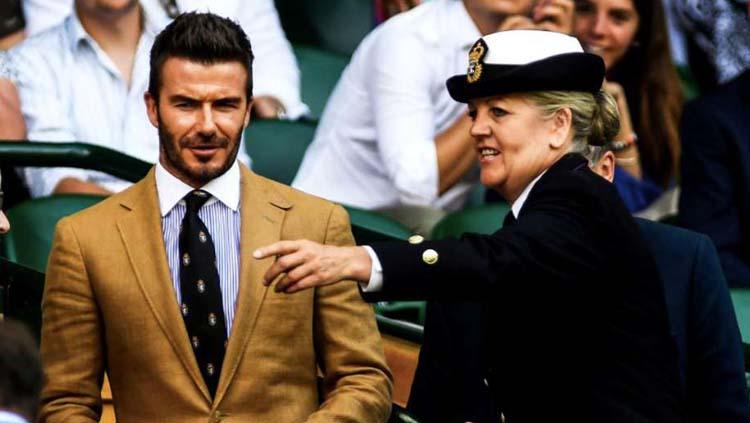 Legenda Manchester United, David Beckham (kiri) menyaksikan laga antara Rafael Nadal vs Roger Federer di semifinal Wimbledon 2019