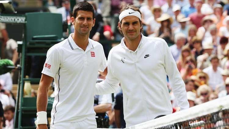Novak Djokovic (kiri) dan Roger Federer saling berhadapan di Final Wimbledon 2019.