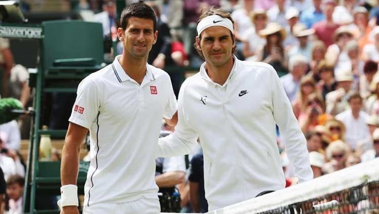 Novak Djokovic (kiri) dan Roger Federer saling berhadapan di Final Wimbledon 2019. - INDOSPORT