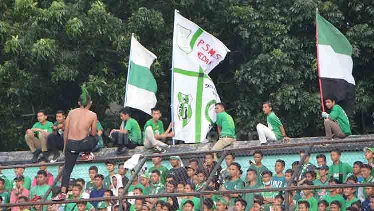 Kelompok suporter PSMS Medan, SMeCK Hooligan saat memberikan dukungan di Stadion Teladan Medan. - INDOSPORT