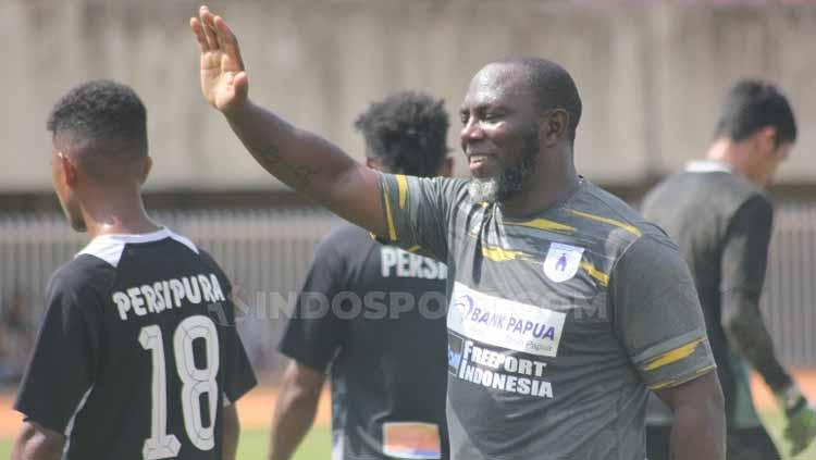 Jacksen Tiago saat memberikan salam pada suporter yang menyaksikan Persipura berlatih di Stadion Mandala, Sabtu (13/7/19). Copyright: Sudjarwo/INDOSPORT