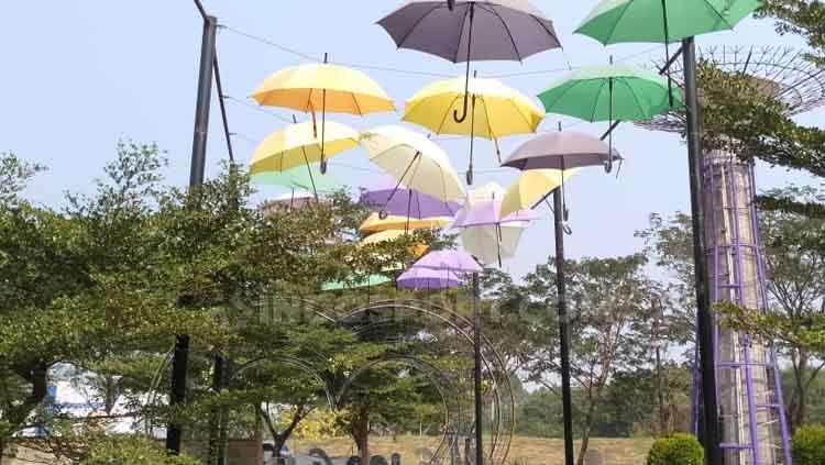 Tempat wisata di Indonesia, yakni payung terbang sekitar stadion Wibawa Mukti Copyright: Shintya Anya Maharani/INDOSPORT