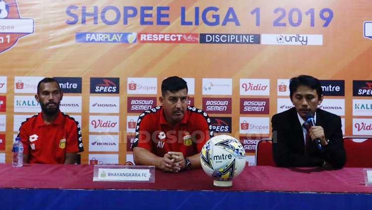 Pelatih Bhayangkara FC, Angel Alfredo Vera, dalam jumpa pers usai laga