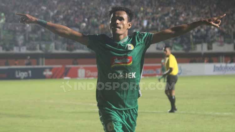Haris Tuharea merayak gol ke gawang Persebaya Surabay di Liga 1 pekan ke-8 Copyright: Ronald Seger Prabowo/INDOSPORT