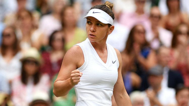Simona Halep dalam laga final Wimbledon 2019 melawan Serena Williams.