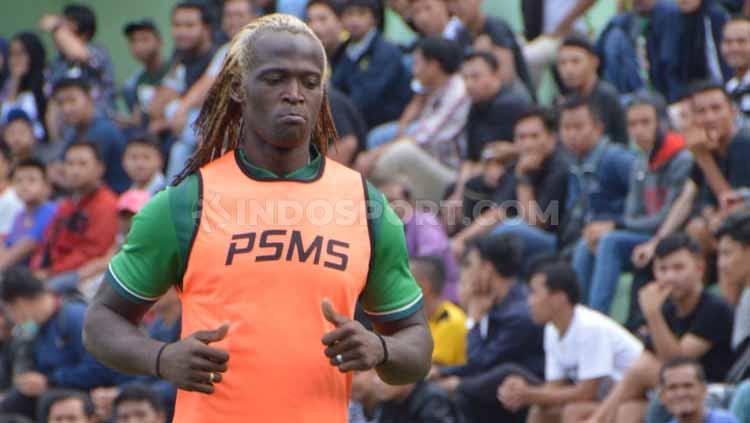 Pemain naturalisasi PSMS Medan, Mohamadou Alhadji absen dalam laga melawan Blitar United karena akumulasi kartu. Foto: Aldi Aulia Anwar/INDOSPORT