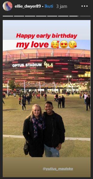 Yulius Mauloko menonton pertandingan Manchester United vs Perth Glory Copyright: Instagram/ellie_dwyer89