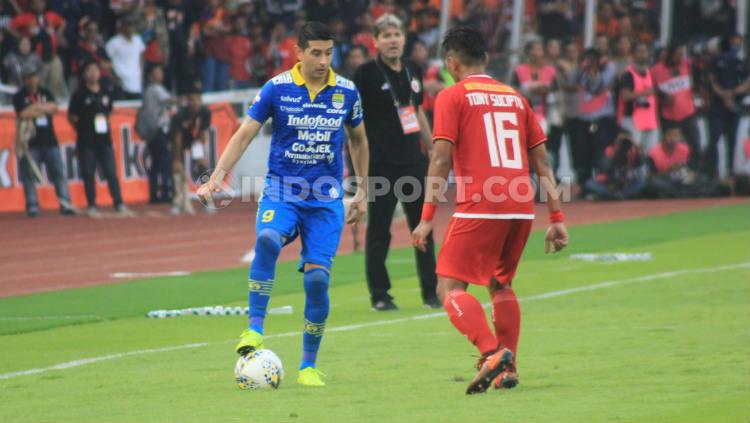 Gelandang Persib, Esteban Vizcarra mencoba melewati bek Persija, Tony Sucipto di Stadion Gelora Bung Karno (GBK), Jakarta, Rabu (10/07/19). Foto: Arif Rahman/INDOSPORT