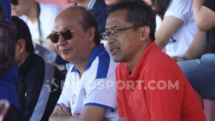 Aji Santoso menyaksikan laga PSIM vs PSBS Biak di Stadion Sultan Agung, Bantul, Minggu (14/07/19).