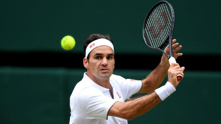 Roger Federer saat bermain di Wimbledon. Foto: Matthias Hangst/Getty Images.