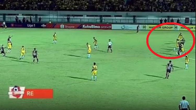 Gol Bali United ke gawang Barito Putera yang dianulir.