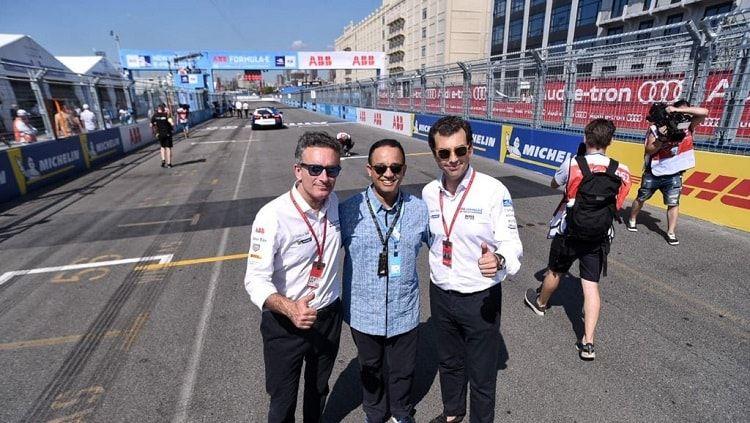 Gubernur DKI Jakarta, Anies Baswedan, berpose di arena balap Formula E di Brooklyn, New York.