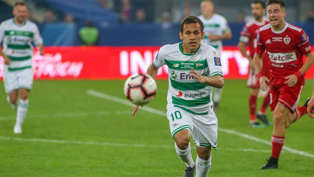 Indosport - Egy Maulana Vikri saat mengontrol bola ketika laga Piast Gliwice vs Lechia Gdansk, Minggu (14/07/19). Foto: lechia.pl
