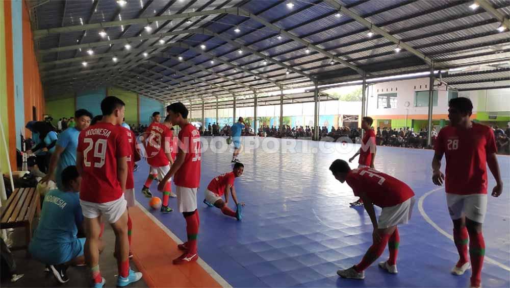 Proses pemanasan Timnas Indonesia dan Vamos Mataram. Foto: Cosmas Bayu Agung Sadhewo/INDOSPORT