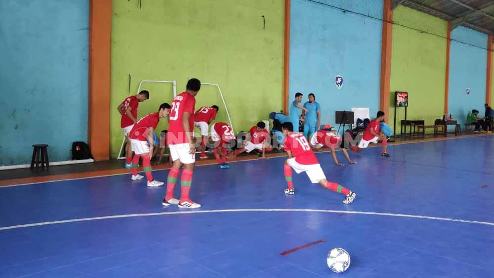 Proses pemanasan Timnas Indonesia vs Vamos Mataram. Foto: Cosmas Bayu Agung Sadhewo/INDOSPORT. - INDOSPORT