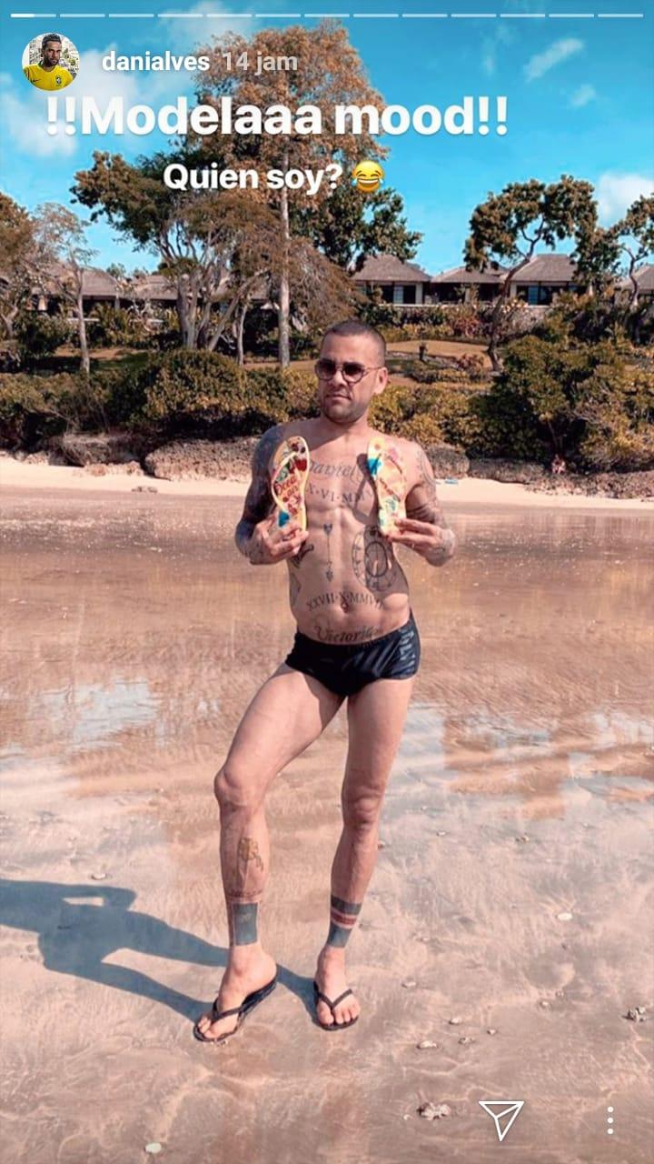 Bek asal Brasil, Dani Alves, berpose bak mengenakan bikini di sela-sela liburannya di Bali. Copyright: Instagram Story/@danialves