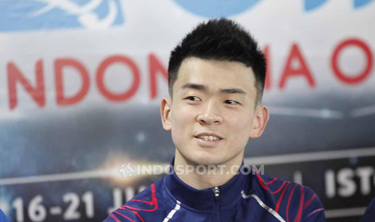 Pebulu tangkis asal China, Zheng Siwei, lagi-lagi foto romantis bareng atlet bulutangkis Korea Selatan, Chae Yu-jung, yang mirip dengan istrinya.