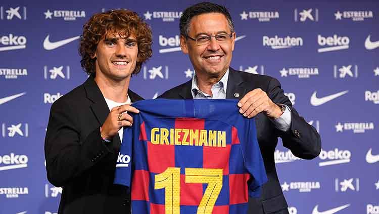 Antoine Griezmann saat diperkenalkan presiden Barcelona Josep Maria Bartomeu di Camp Nou. Copyright: David Ramos/Getty Images