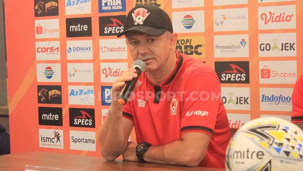 Pelatih Kalteng Putra, Gomes de Oliveira, saat konferensi pers menjelang pertandingan, Senin (15/7/19). Foto: Arif Rahman/INDOSPORT