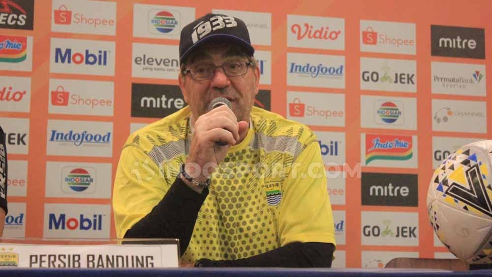 Pelatih Persib Bandung, Robert Rene Albert saat konferensi pers menjelang pertandingan Shopee Liga 1 2019 menghadapi Kalteng Putra di Graha Persib, Jalan Sulanjana, Kota Bandung, Senin (15/07/2019). Foto: Arif Rahman/INDOSPORT Copyright: Arif Rahman/INDOSPORT