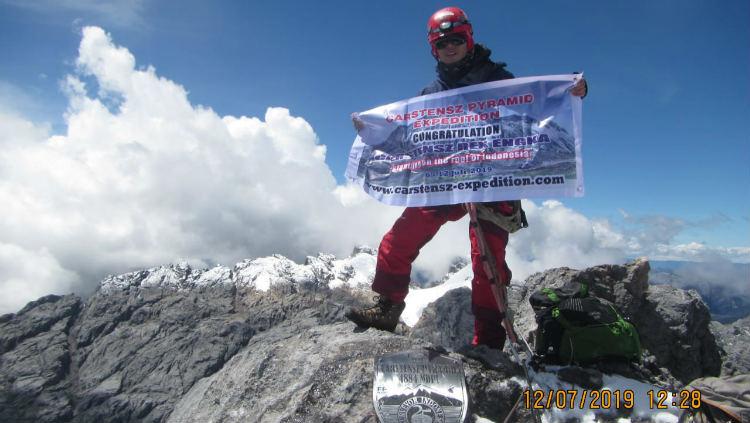 Carstensz Rex Engka saat sukses mendaki puncak gunung Carstensz.