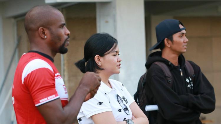 Pemain Laskar Sapeh Kerrap Greg Nwokolo (kiri) dan COO Madura United Annisa Zhafarina (tengah).