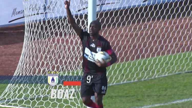 Boaz Solossa melakukan selebrasi usai cetak gol ke gawang Madura United. Copyright: liga1match