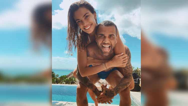 Dani Alves saat berlibur di Bali bersama kekasihnya Joana Sanz.
